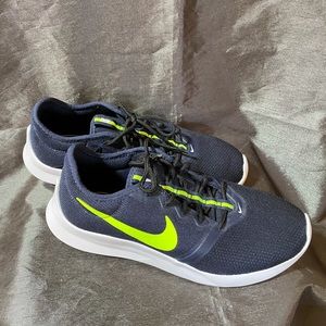 NWOT Nike, men’s size 6.5.